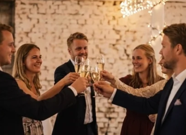 Gæster skåler i champagne