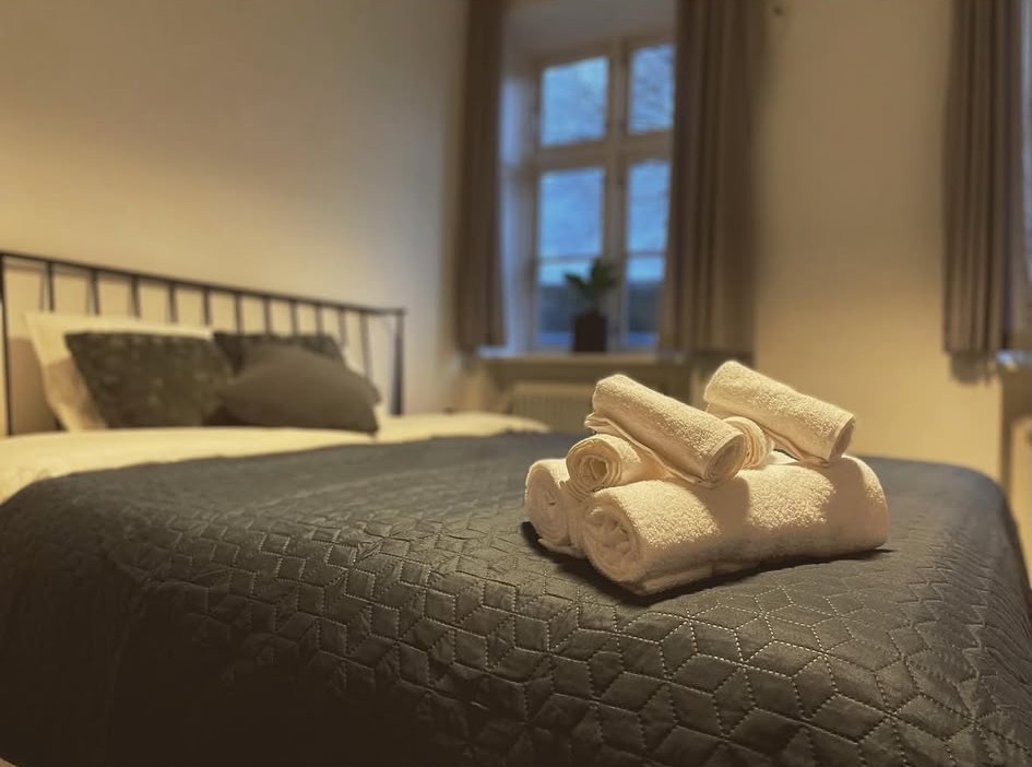 Værelse med opredt seng på Svaleholm